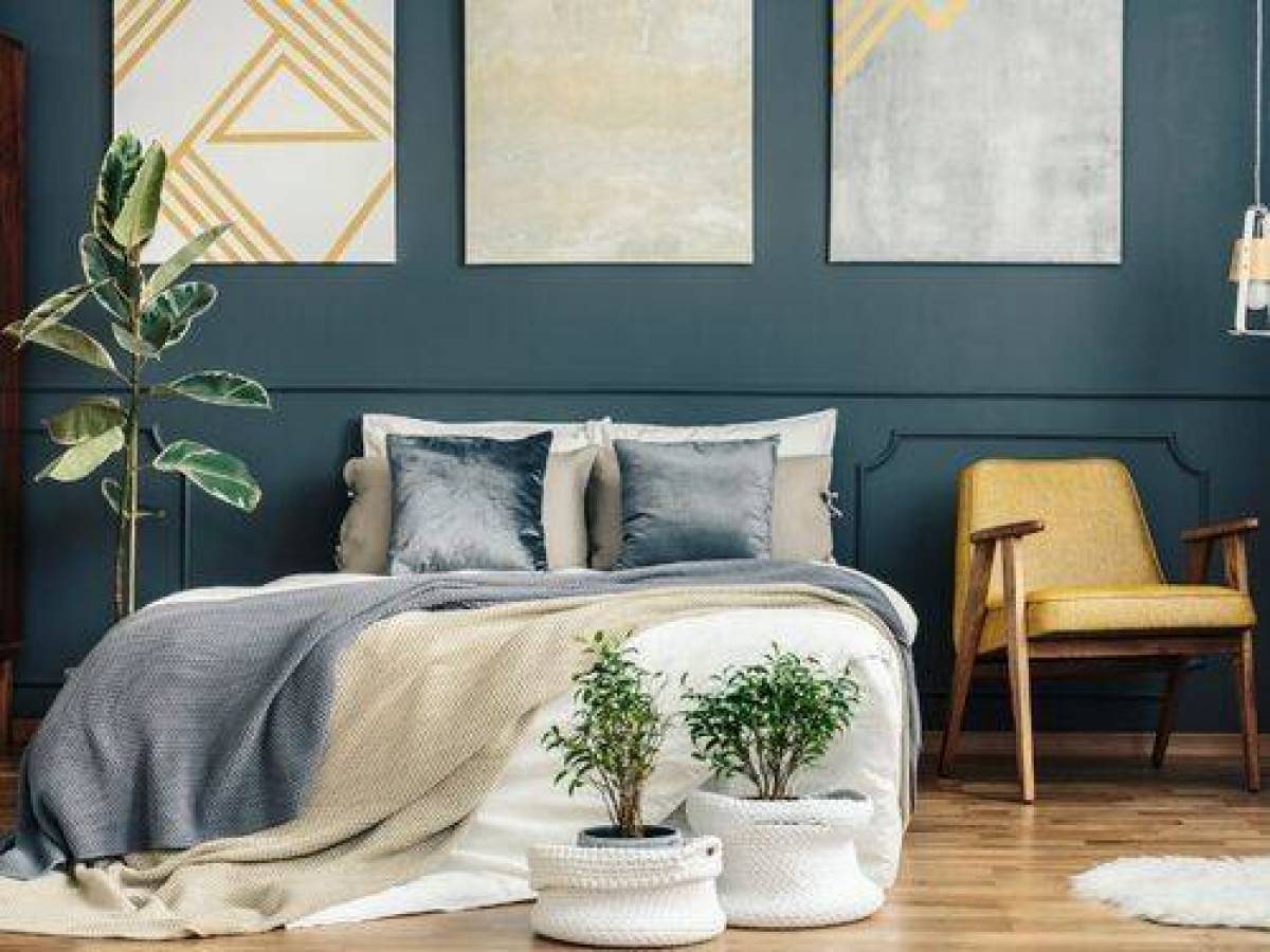 Łatwe pomysły na dekoracje do salonu i sypialni: Od łóżek tapicerowanych do pięknych dywaników
